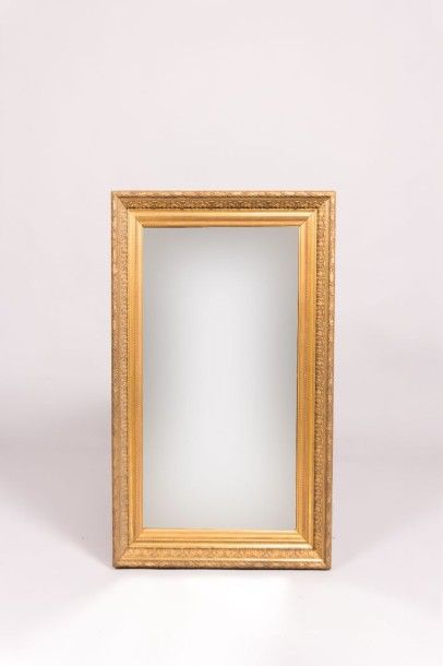 null Miroir de forme rectangulaire en bois et stuc mouluré et sculpté à décor d'une...
