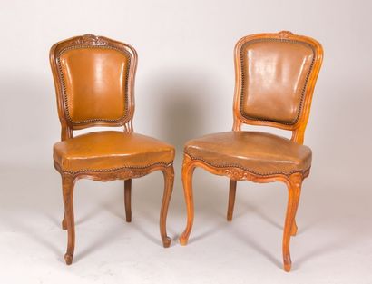 null Deux chaises en bois naturel mouluré et sculpté, l'une à décor d'une coquille...
