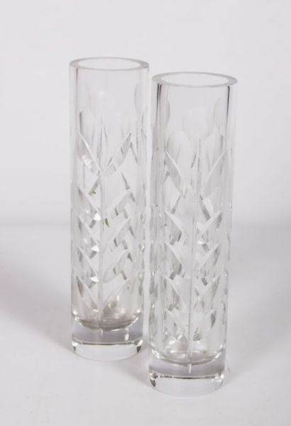 null Paire de vases soliflores de forme rouleau en cristal à décor de fleurs stylisées

Haut....