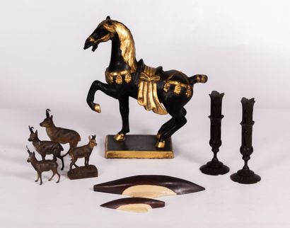 null Lot composé d'un cheval en terre cuite à patine noire et dorée (Haut. : 34 cm...