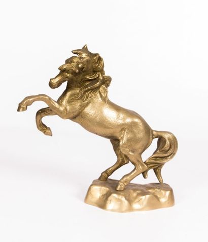 null Sujet en bronze à patine doré figurant un cheval cabré reposant sur un tertre.

Haut....