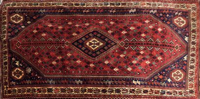 null IRAN - GHACHEGHAIE

Tapis en laine à décor d'un médaillon central sur fond rouge

258...