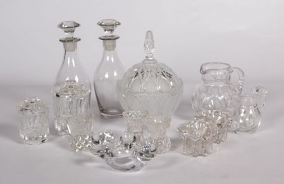 null Lot en verre et cristal comprenant deux carafons (Haut. : 22 cm), deux moutardiers...
