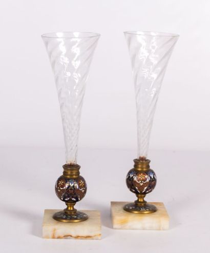 null Paire de vases soliflores en verre de forme torsadée, le support en bronze à...