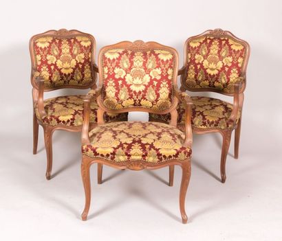 null Suite de trois fauteuils en bois naturel mouluré et sculpté à décor de fleurs...