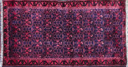 null IRAN - BELOUCH 

Tapis en laine à décor de formes géométriques à fond mauve/violet

140...