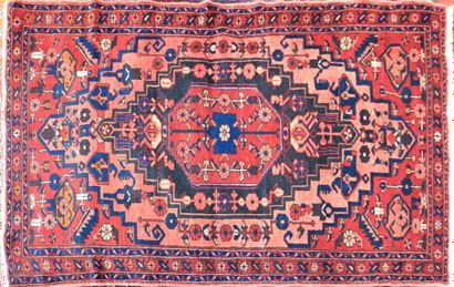 null IRAN - KAMSEH

Tapis en laine à décor de forme géométrques à fond camaïeu rouge/rosé

223...