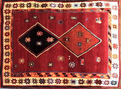 null IRAN - GHACHEGHAIE

Tapis en laine à décor de deux losanges sur fond rouge

170...
