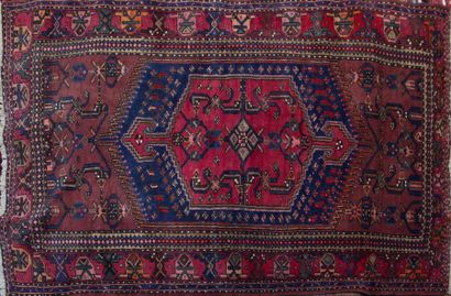 null IRAN - ZANDJAN

Tapis en laine à décor d'un médaillon central à fond rouge 

213...
