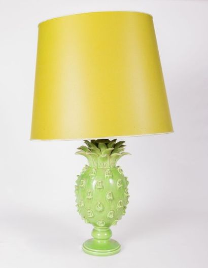 null Pied de lampe en céramique vernissé vert simulant un ananas

Signé au revers...