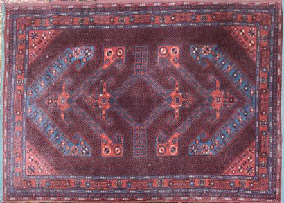 null Lot comprenant quatre tapis en laine dont trois à fond brique et un kilim

(état...