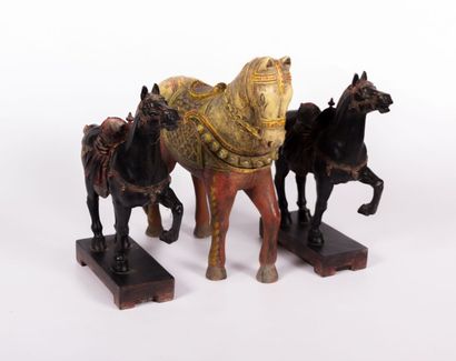 null Trois sculptures en bois polychromes représentant des chevaux

XXème siècle

Haut....
