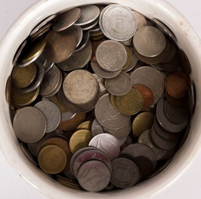 Lot de piéces de monnaies en métaux divers...