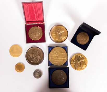Lot de dix médailles en bronze et métal divers...