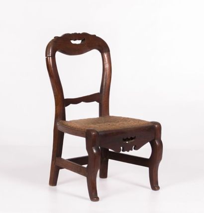 null Chaise en bois naturel miniature, le dossier mouvementé et ajouré, l'assise...