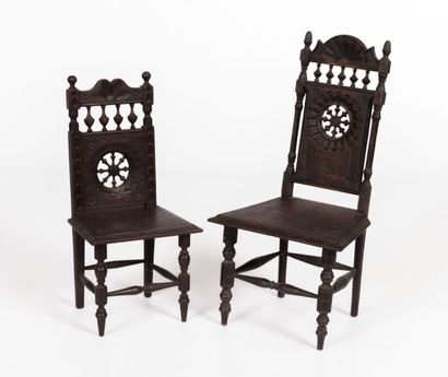 null Deux chaises en bois mouluré et sculpté, l'une à haut dosssier à bandeau ajouré...