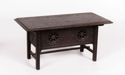 null Table miniature en bois mouluré et sculpté, le plateau rectangulaire orné de...