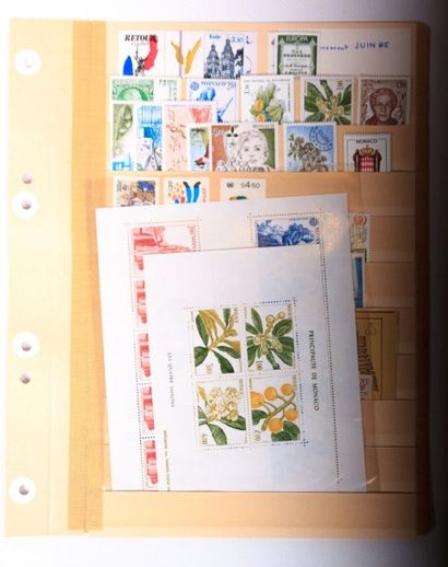 null A TRIER un lot de de timbres des cinq continents, période moderne. Etat très...