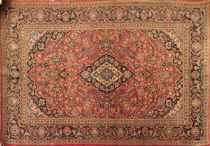 null Tapis en laine à décor de rinceaux fleuris sur fond rouge

(état d'usage)

212...