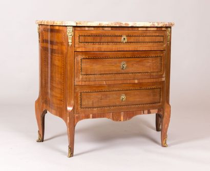 null Commode demi-lune à façade cintrée et côtés galbés en bois de placage marqueté...