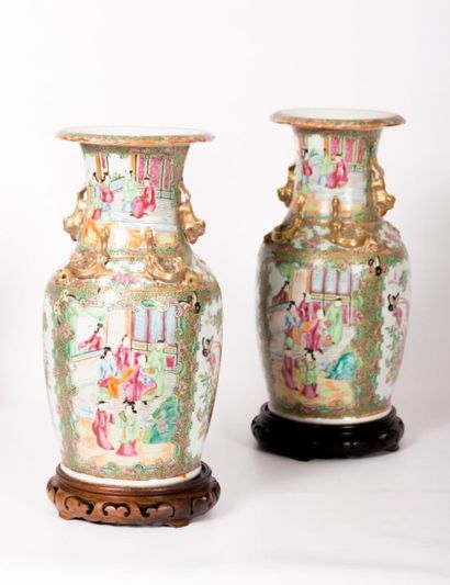 null CHINE CANTON

Paire de vases en porcelaine de forme balustre à décor de scénes...