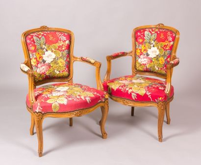 null Paire de fauteuils en bois naturel mouluré et sculpté à décor de fleurettes,...