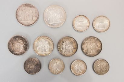 null Ensemble de pièces en argent : 

- deux pièces de 50 francs Hercule 1974 et...