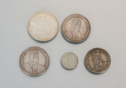null Lot comprenant : 

- deux pièces de 5 francs Suisse tête de berger 1932 et 1953

-...