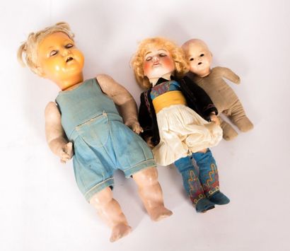 null Trois poupées en matériaux divers

(état d'usage, accidents et restaurations,...