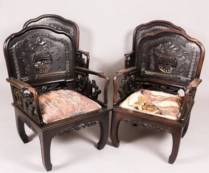 null CHINE

Suite de quatre fauteuils en bois naturel mouluré, noirci et sculpté,...