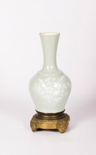 null CHINE

Vase en porcelaine céladon à décor de bouquets de fleurs sur la panse,...