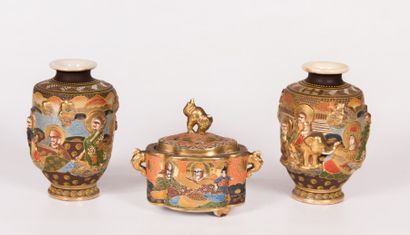 null JAPON - SATSUMA

Paire de vases à décor peint de sages et geishas 

XXème siècle

(accidents,...