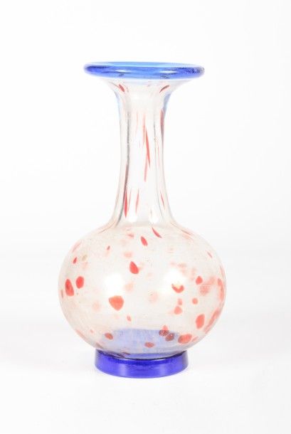 null CHINE

Vase en verre, pansu à long col à décor parsemé de

rouge sur fond translucide,...