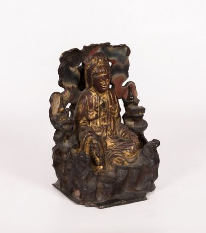 null Bouddha assis sur un trône en bronze recouvert d'une couche de peinture polychrome

(soulèvements...