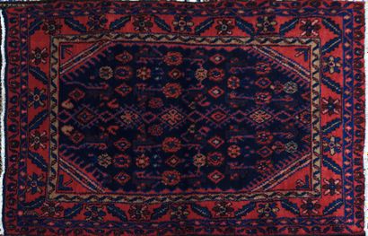 null IRAN - BOUROUDJERD

Tapis en laine à décor d'un médaillon central à fond bleu

163...