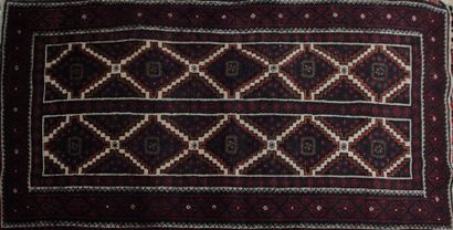 null IRAN - BALOGH

Tapis en laine à décor de deux lignes de formes losangiques 

211...