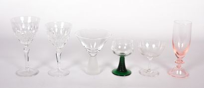 null Lot de verres composé d'une partie de service de table en verre gravé à décor...