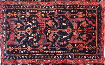 null IRAN - ZANGAN

Tapis en laine à décor de formes géométriques sur fond noir

182...