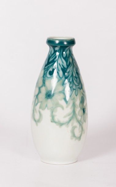 null LIMOGES - THARAUD

Vase de forme oblongue en porcelaine blanche à décor de chutes...