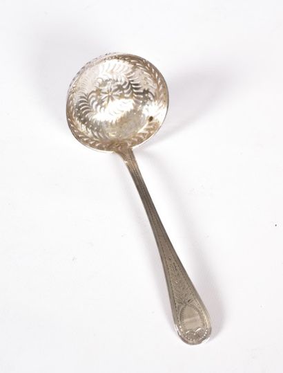 null Cuillère à saupoudrer en argent (1819-1838), le cuilleron ajouré de rinceaux

Poids...