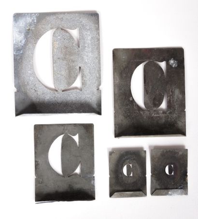 null Cinq lettres prochoir en zinc "C"

Haut. : 10 cm - Larg. : 8 cm 

Haut. : 8...