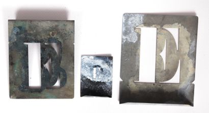 null Trois lettres prochoir en zinc "E"

Haut. : 10 cm - Larg. : 8 cm 

Haut. : 8...