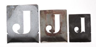 null Trois lettres prochoir en zinc "J"

Haut. : 10 cm - Larg. : 8 cm 

Haut. : 8...