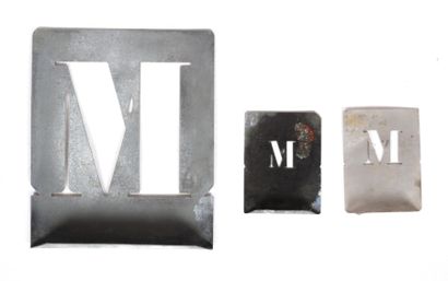 null Trois lettres prochoir en zinc "M"

Haut. : 10 cm - Larg. : 8 cm 

Haut. : 4,5...