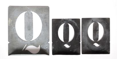 null Trois lettres prochoir en zinc "Q"

Haut. : 10 cm - Larg. : 8 cm 

Haut. : 7,5...