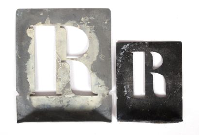 null Deux lettres prochoir en zinc "R"

Haut. : 10 cm - Larg. : 8 cm 

Haut. : 7,5...
