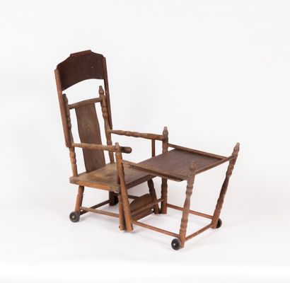 null Chaise d'enfant miniature en bois tourné à système amovible formant bureau,...