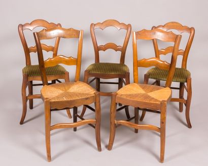 null Lot de cinq chaises en bois naturel de deux modéles différents, l'assise paillée...