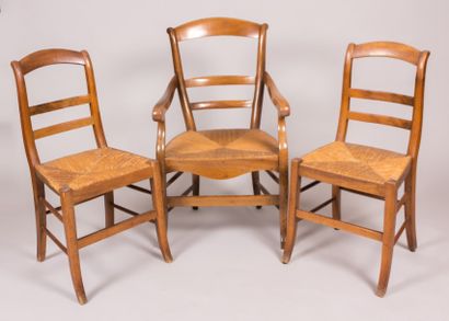 null Paire de chaises en bois naturel, l'assise paillée et le dossier à trois bandeaux....