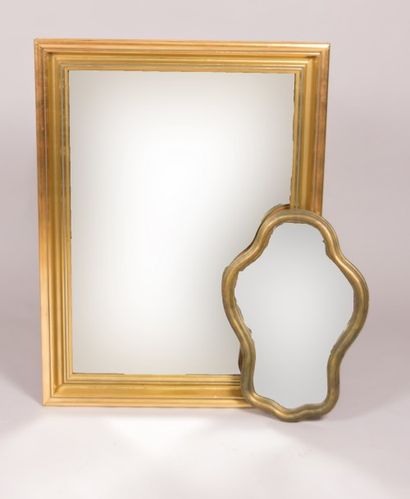 null Miroir en bois et stuc doré de forme rectangulaire

XXème siècle

(légéres usures)

100...